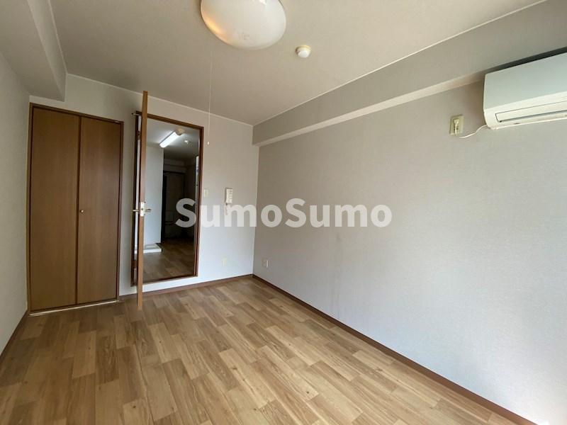 その他部屋・スペース　落ち着いた色調の寝室です