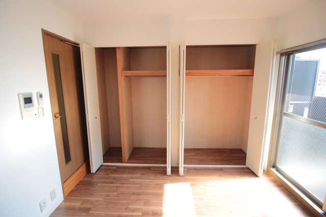 収納　洋室に大きな収納あります♪女性に人気です♪