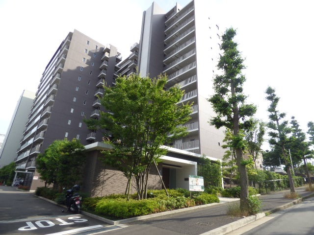 建物外観　駅３分の住宅街に立地