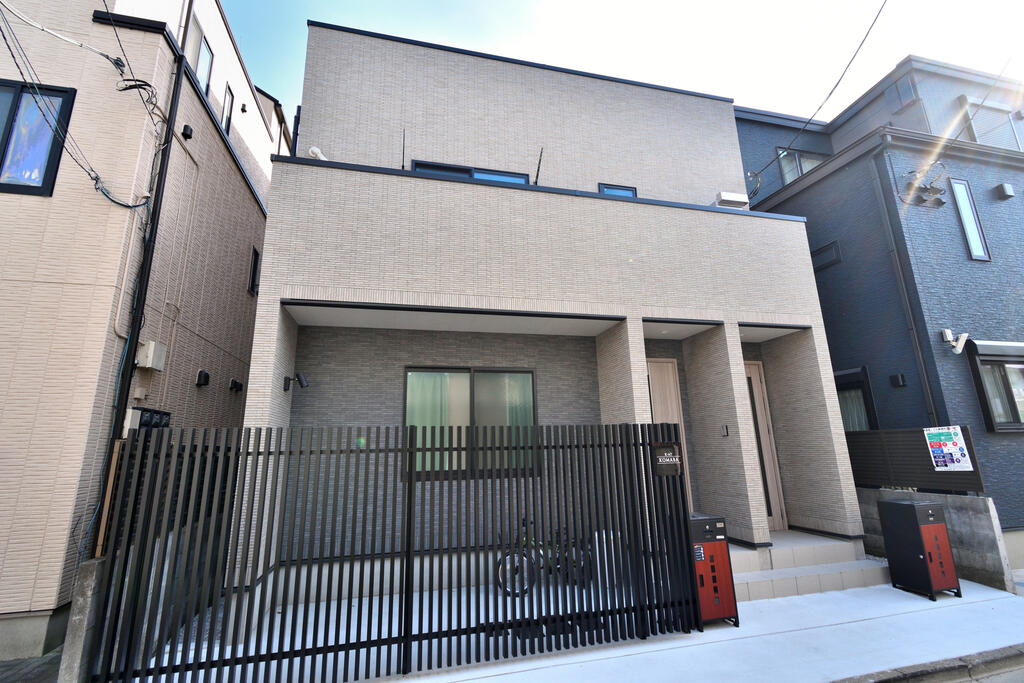 建物外観　木造3階建て外壁タイル貼