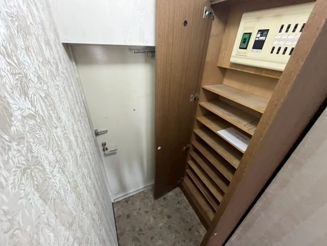 玄関　大きな靴箱あり