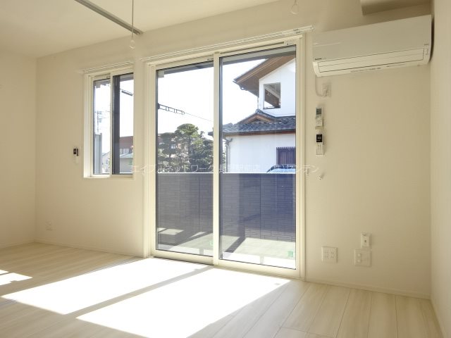 居室・リビング　写真は102号室です（参考）