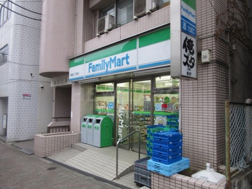 コンビニ　ファミリーマート新宿七丁目店（コンビニ）まで398m