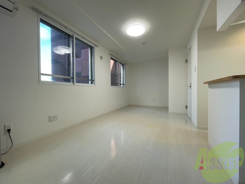 その他部屋・スペース　寝室はこちらです。光が差し込む、温かみのあるお部屋です。
