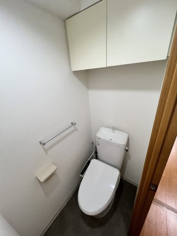 トイレ　落ち着いた色調のトイレです