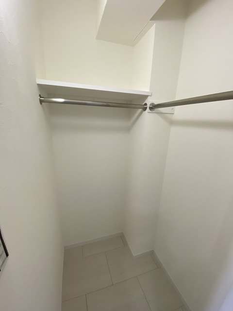 収納　ウォークイン御座いまず。