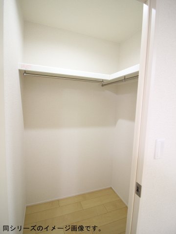 収納　内装は別部屋の参考写真です。