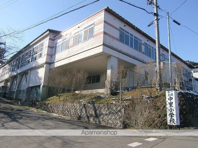 小学校　一関市立中里小学校（小学校）まで650m
