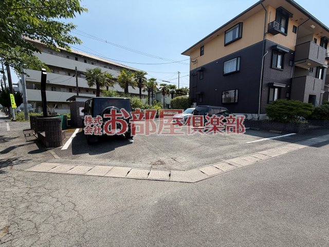 駐車場　駐車場があるので、車を買う予定の方も安心です