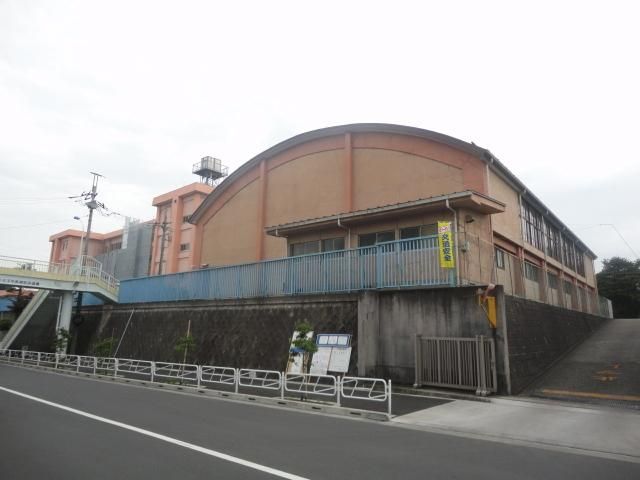 小学校　長房小学校（小学校）まで935m