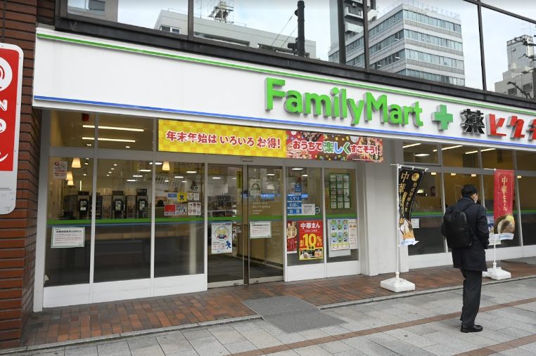 ドラックストア　ファミリーマート＋薬ヒグチ淡路町店（ドラッグストア）まで119m