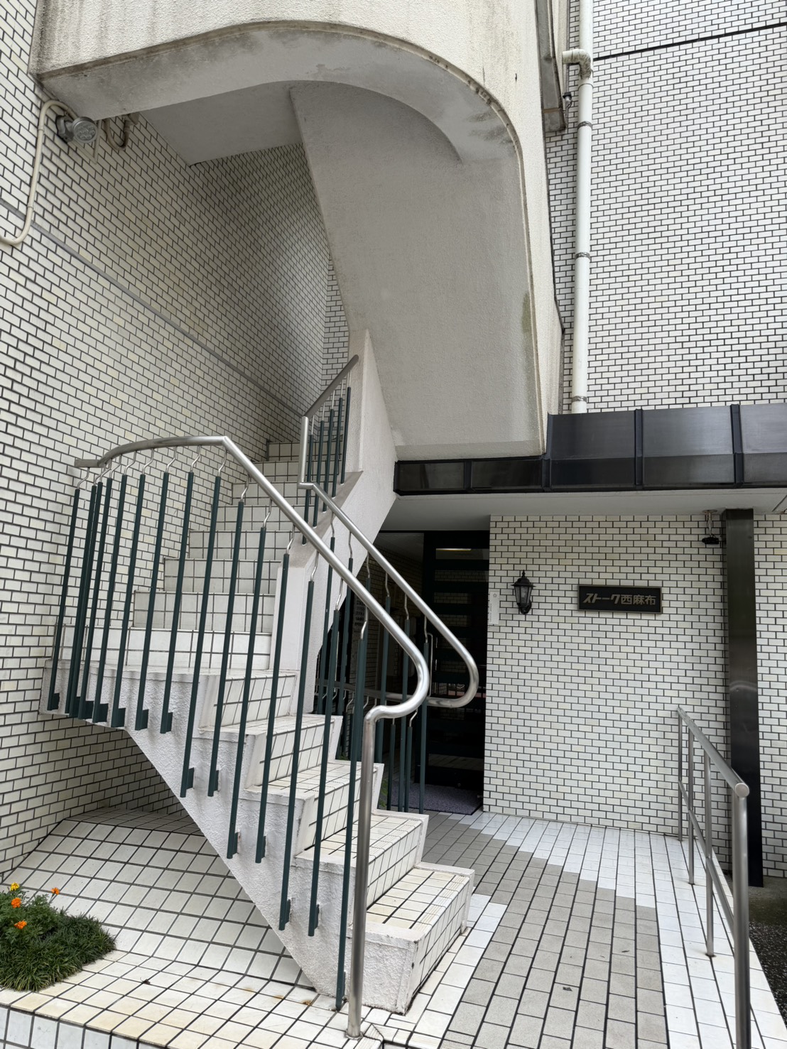 建物外観　６階建てマンション4階のお部屋のご紹介です