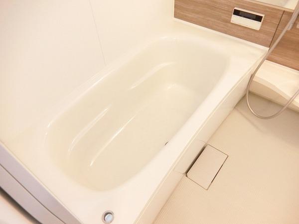 バス・シャワールーム　浴室乾燥機、追焚機能付の広々バスルーム！