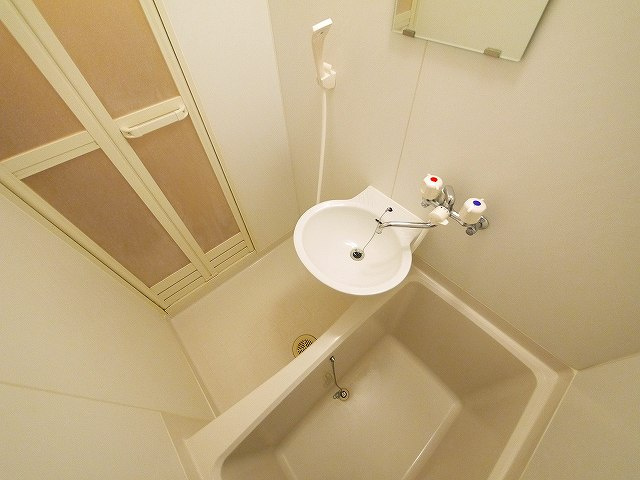 バス・シャワールーム　コンパクトで使いやすいお風呂です