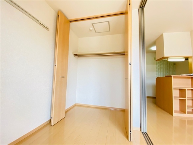 収納　同一建物内３０２号室内装写真転載