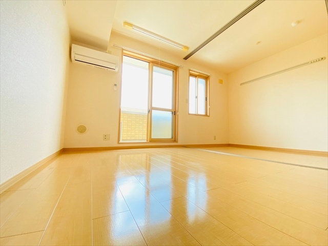 居室・リビング　同一建物内３０２号室内装写真転載