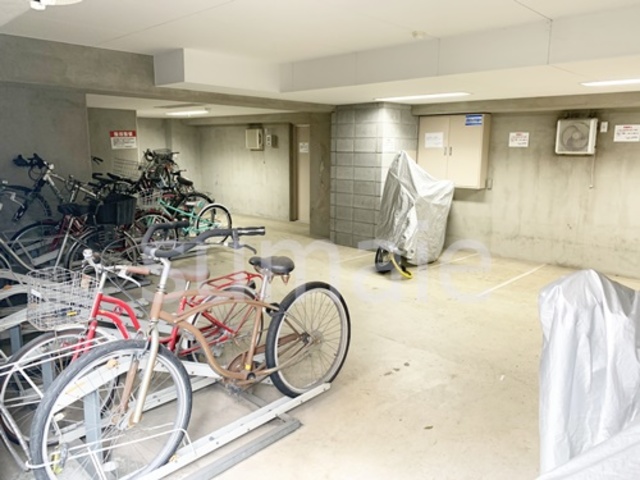 その他共有部分　駐輪置き場とバイク置き場です☆彡