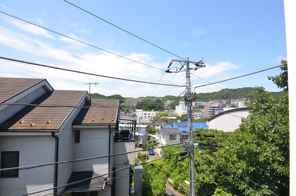 眺望　冬は西日が暖かく、夕方まで明るい出窓の眺望