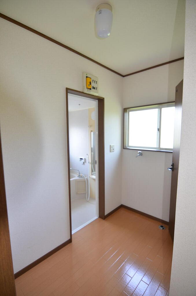 その他設備　洗濯機置き場はとても広く、ドラム式も入ります