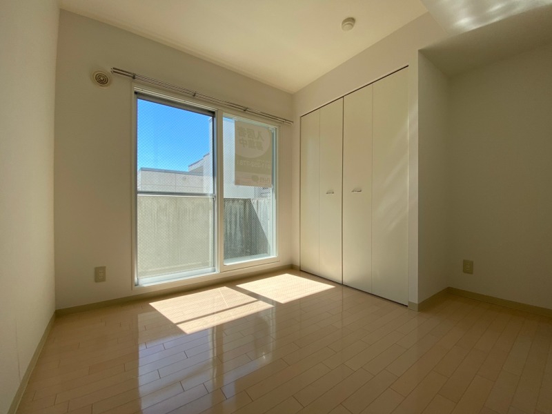 その他部屋・スペース　寝室はこちらです。光が差し込む、温かみのあるお部屋です。