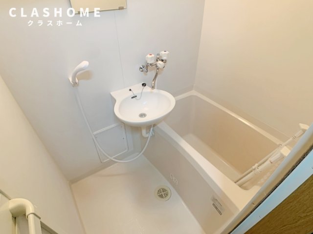 バス・シャワールーム　同タイプの別部屋になります。
