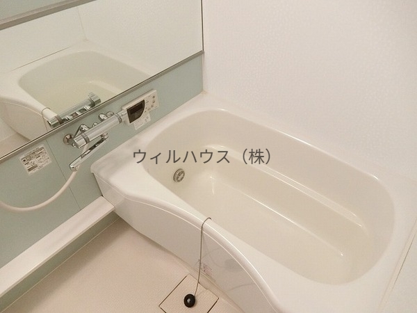 バス・シャワールーム　浴室乾燥機、追い焚き機能付きバス！