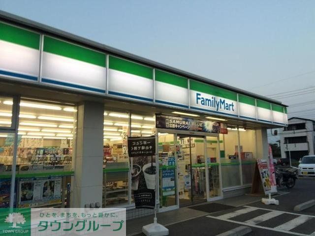 コンビニ　ファミリーマート（コンビニ）まで586m