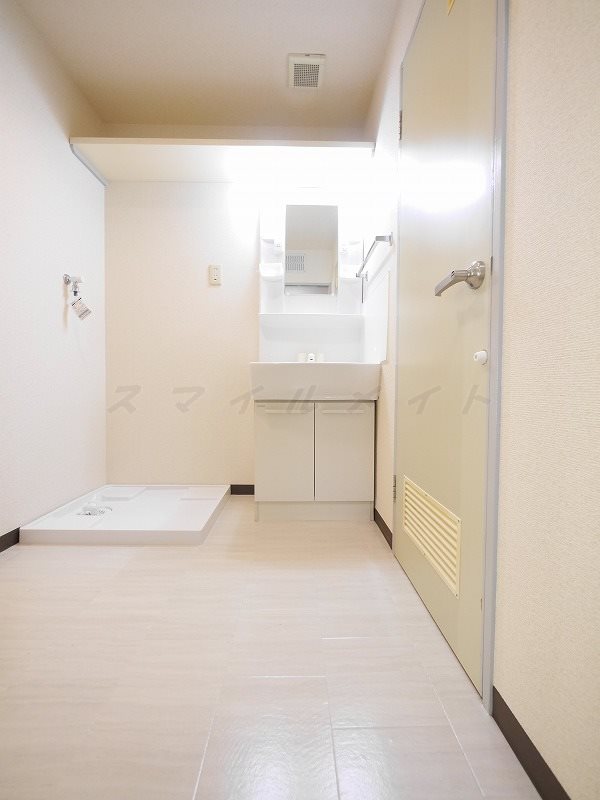 洗面設備　脱衣所には洗面場と室内洗濯機置き場がございます