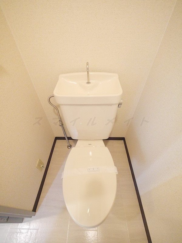 トイレ　コンセントがありますのでご自身でウォシュレット新設も可能です