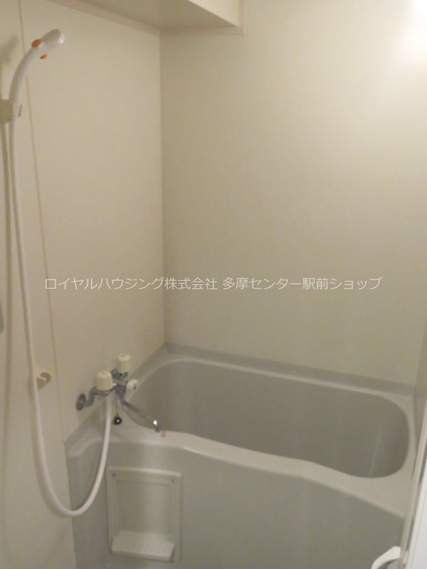 バス・シャワールーム　人気のバストイレ別々で、洗面台も独立していて掃除がラクです♪