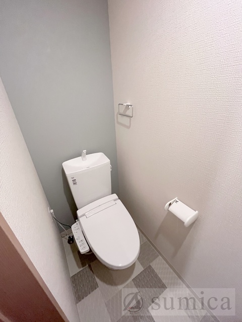 トイレ　人気アイテムの温水洗浄便座。清潔感のあるトイレです。