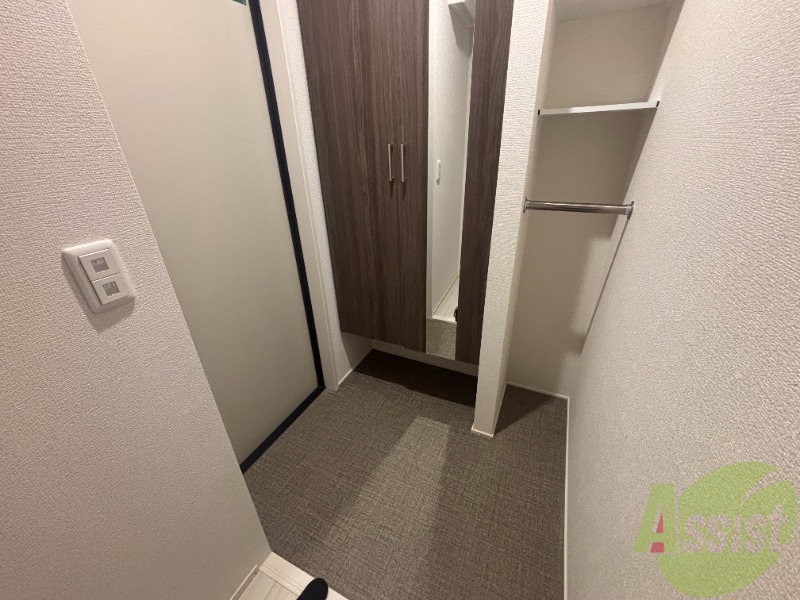 玄関　こちら玄関のお写真です。広々としていて靴の着脱に便利です