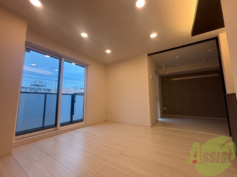 居室・リビング　大きめの窓から日差しがたっぷり入る明るいお部屋です。