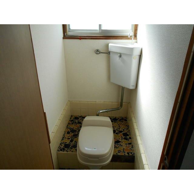 トイレ　元は和式トイレですが洋式便座を設置しています。