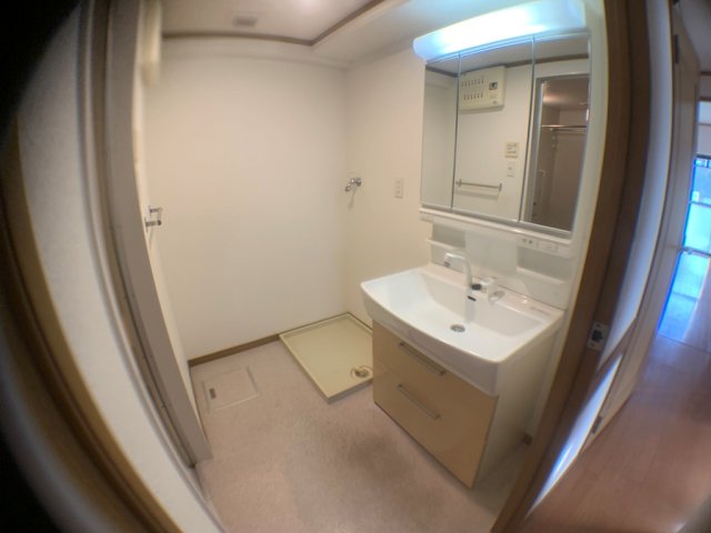 洗面設備　洗面所内に洗濯機置場あり！