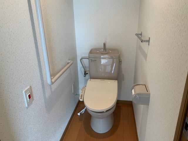トイレ　温水洗浄便座付きのトイレです♪