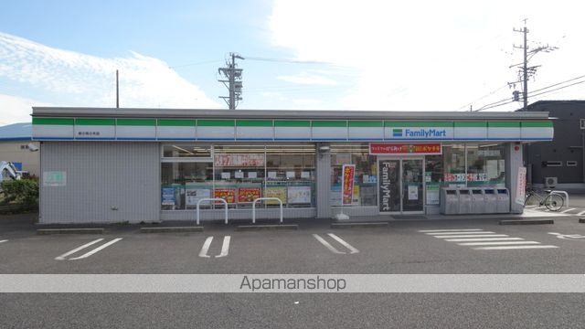 コンビニ　ファミリーマート（コンビニ）まで528m