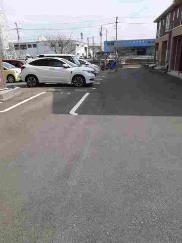 駐車場　駐車場があるので、車を買う予定の方も安心です