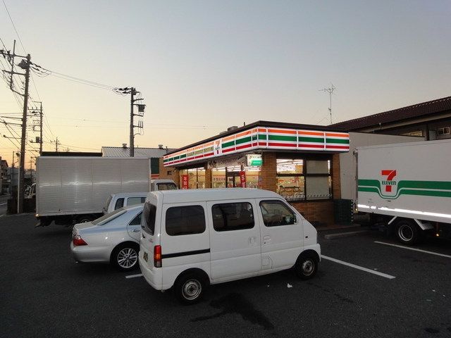 コンビニ　セブンイレブン（コンビニ）まで956m