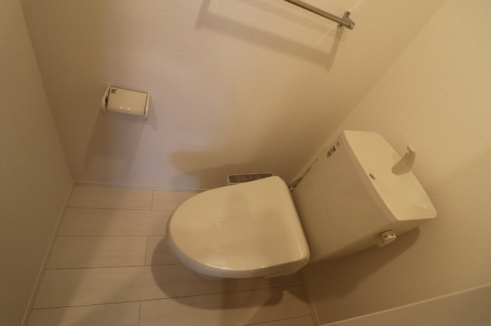 トイレ　落ち着いた色調のトイレです