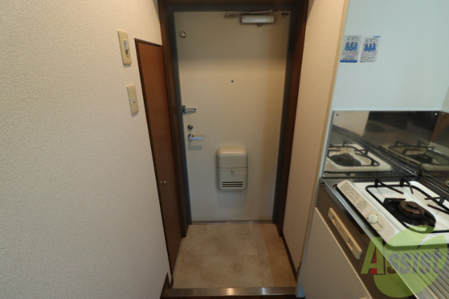 玄関　玄関を開けたらすぐにお部屋ではないので急な来客でも安心です