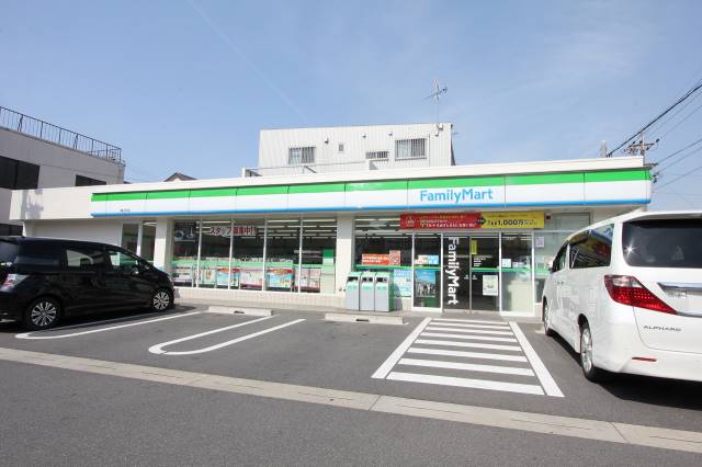 コンビニ　ファミリーマート 駒止町店（コンビニ）まで240m