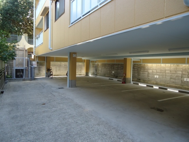 駐車場　屋根付き駐車場