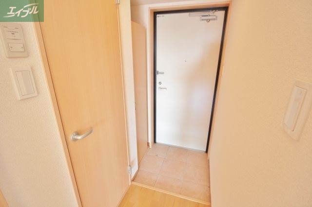 玄関　広めのリビング