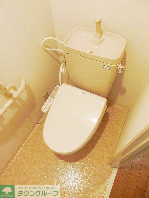 トイレ　ウォシュレット付き。
