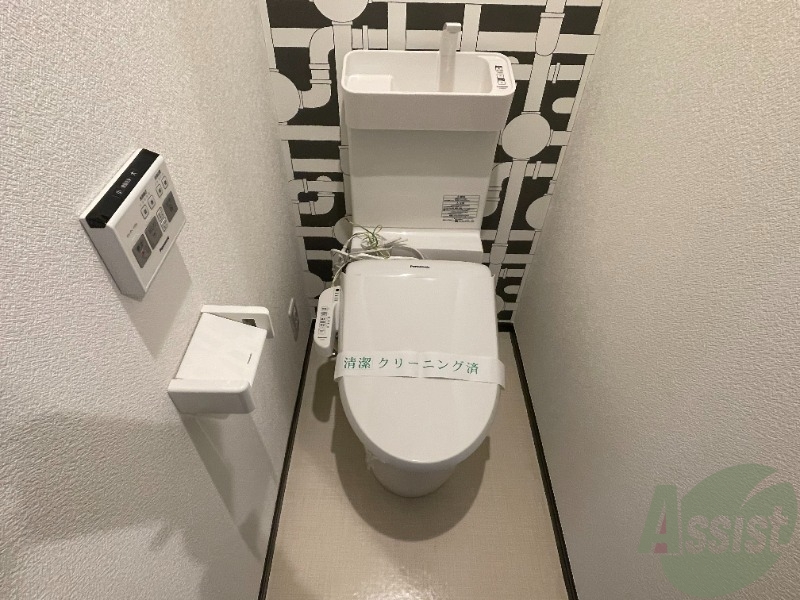 トイレ　ウォシュレット機能付きの、綺麗なトイレになっています。