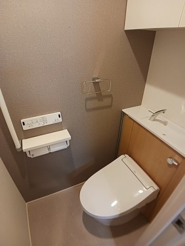 トイレ　落ち着いた色調のトイレです