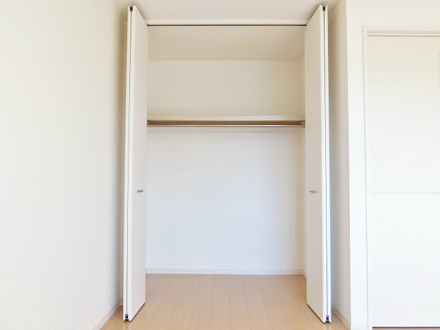 収納　枕棚とハンガーパイプが施されています。
