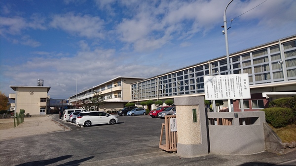 小学校　多治見市立精華小学校（小学校）まで762m