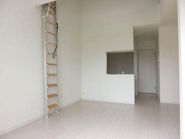 その他部屋・スペース　バルコニー側からのリビングです
